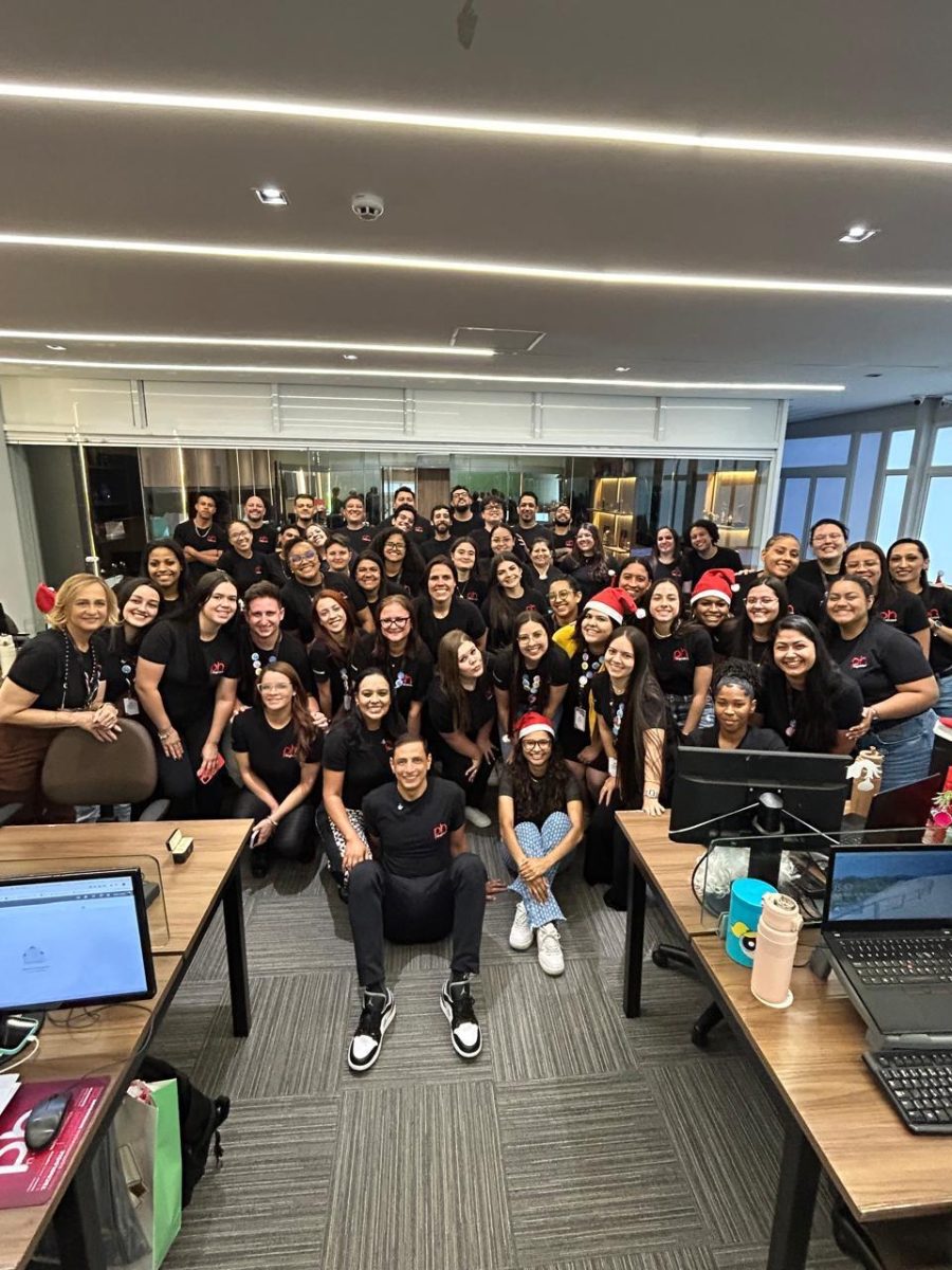 Time da PH Negócios reunido no escritório